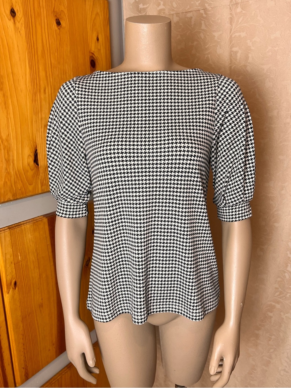 H&M Black and White Houndstooth Boat Neck Puff Sleeve Flowy Blouse - Sz XS